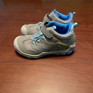 Kids Merrell chameleon waterproof boot. Size 2.5, runs a little big. Never worn.
